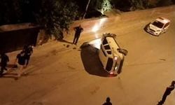 Elazığ’da park halinde araçlara çarpan otomobil devrildi: 1 yaralı