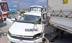 Kontrolden çıkan otomobil benzinlikteki tıra çarptı