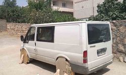 Mardin’de minibüs sürücüsü, aracın tekerlerini sıcaktan korumak için kartonla kapattı