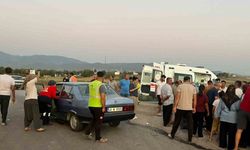 Motosikletle otomobil çarpıştı: 3 yaralı