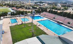 Serinlemek isteyen Manisalılar Atatürk Olimpik Havuzuna akın etti