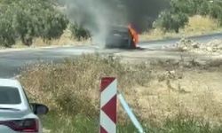 Seyir halindeki otomobil alev alev yanarak kullanılamaz hale geldi