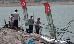 Sındırgı’da balıkçılar baraj gölünde kıyasıya yarıştı