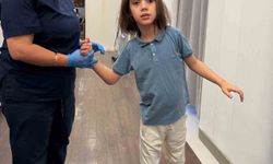 Tekerlekli sandalye ile geldi, annesinin elinden tutup çıktı