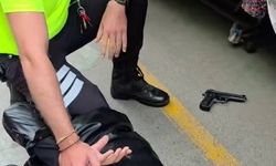 Yaz ortasında montu şüphe uyandırdı, üzerinden kurusıkı tabanca çıktı