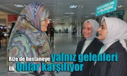 Yalnız hastaları kapıda karşılayıp refakat ediyorlar