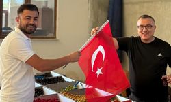 Hisarcık AK Gençlikten üye kaydı ve esnafa Türk bayrağı dağıtımı