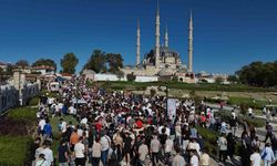 Milyonluk otomobiller Selimiye Meydanı’nda turladı