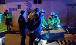 Plakasız otomobille polisten kaçtılar, duvara çarpınca yakalandılar