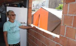 Torunu ve oğlu ile çadırda yaşam mücadelesi veriyor
