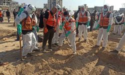 Gazze’de saldırılar nedeniyle toplu şekilde defnedilen cenazeler kimlik tespiti için mezardan çıkarıldı