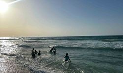 Gazzeli çocukların insani yardım getirecek aktivistleri sahilde umutla bekleyişi sürüyor