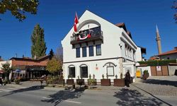 Kosovalı 102 kadın, Türkiye Cumhuriyeti’nin kuruluşunun 102. yıldönümü için bayrak ördü