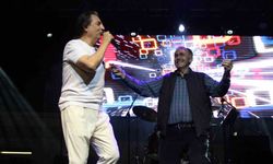 Ünlü şarkıcı Çelik, Amasya konserinde mahalle muhtarıyla sahnede oynadı