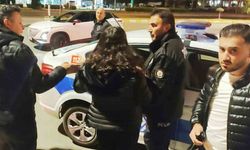 Anne ve baba, avukat kızlarını taksi durağına kilitledi