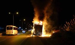 Antalya’da elektronik eşya yüklü nakliye aracı alev alev yandı