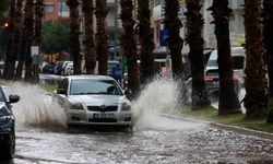 Antalya’da şiddetli yağış ve yıldırımlar etkili oldu
