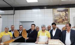 Antep lahmacunu tescilli tarifiyle pişirildi