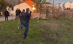 Arnavutköy’de gecekondu alev alev yandı