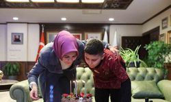 Bakan Göktaş şehidin oğlunun doğum gününü bakanlıkta kutladı