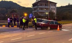 Bartın’da kavşakta iki otomobil çarpıştı: 6 yaralı