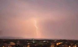 Bursa’da şimşekler geceyi gündüze çevirdi