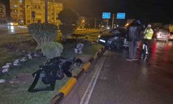 Çarptığı direk aracın üstüne devrildi, sürücü kaza yerinden kaçtı