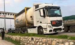 D-650’de park halindeki tıra çarpan otomobil hurdaya döndü: 1’i ağır 3 yaralı