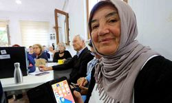 Dolandırıcıların hedef kitlesi 60 yaş üzerine akıllı telefon kullanımı eğitimi