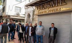 Dolandırıldıklarını iddia eden kuyumcu mağdurları dükkan önünde toplandı