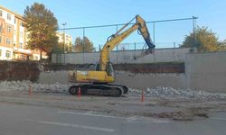 Edirne’de devrilme tehlikesi taşıyan okul duvarı yenileniyor