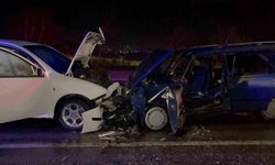 Eskişehir-Afyonkarahisar karayolunda iki araç kafa kafaya çarpışt: 3’ü çocuk 9 yaralı