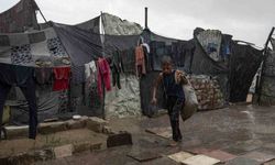 Gazze’de yoğun yağış nedeniyle çadırları su bastı