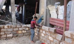 Gazzeli Hasaballah, İsrail saldırılarında yıkılan evini çamur ve taşlarla yeniden inşa ediyor