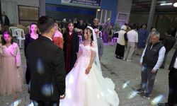 Gelin damat düğünü yarıda kesip Ata’sını andı