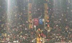 Gençlerbirliği taraftarları tribüne Doğu Türkistan bayrağı astı