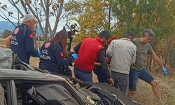 Hurdaya dönen araçtan yaralı kurtuldu