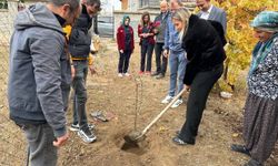 Hüyük’te evde sağlık hizmetinden yararlanan yaşlı hastalar adına fidan dikildi