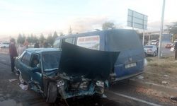 Isparta’da kamyonetle çarpışan otomobil hurdaya döndü: 2 yaralı