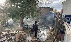 İtfaiye, evin çatısına sıçrayan yangını büyümeden söndürdü