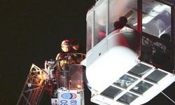 Japonya’da dönme dolapta mahsur kalan 20 kişi, 9 saatlik operasyonla kurtarıldı