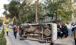 Kaldırıma çarpıp takla attı, park halindeki araçlara çarparak durabildi