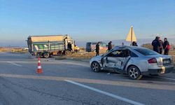 Kamyonet ile otomobil çarpıştı 6 kisi yaralandı