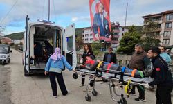 Kasksız motosiklet sürücüsü kazada yaralandı