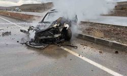 Kayganlaşan yolda kaza yaptı, otomobil alev aldı