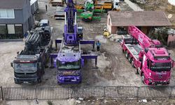 Kızının ‘Baba bizim de pembe vincimiz olsun’ sözlerinden ilham alarak vinçlerini rengarenk hale getirerek inşaat sektörüne renk kattı