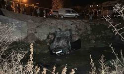 Kontrolden çıkan otomobil dereye uçtu: 1 ölü, 1 yaralı