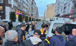 Minibüsün açılan kapısına çarpan motosikletli savruldu: 1 yaralı