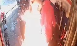 Motosikletteki yangına yanıcı maddeyle müdahale edince alevlerin arasında kaldılar: O anlar kamerada