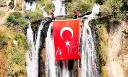 Muradiye Şelalesi’nde Türk bayrağı dalgalandı